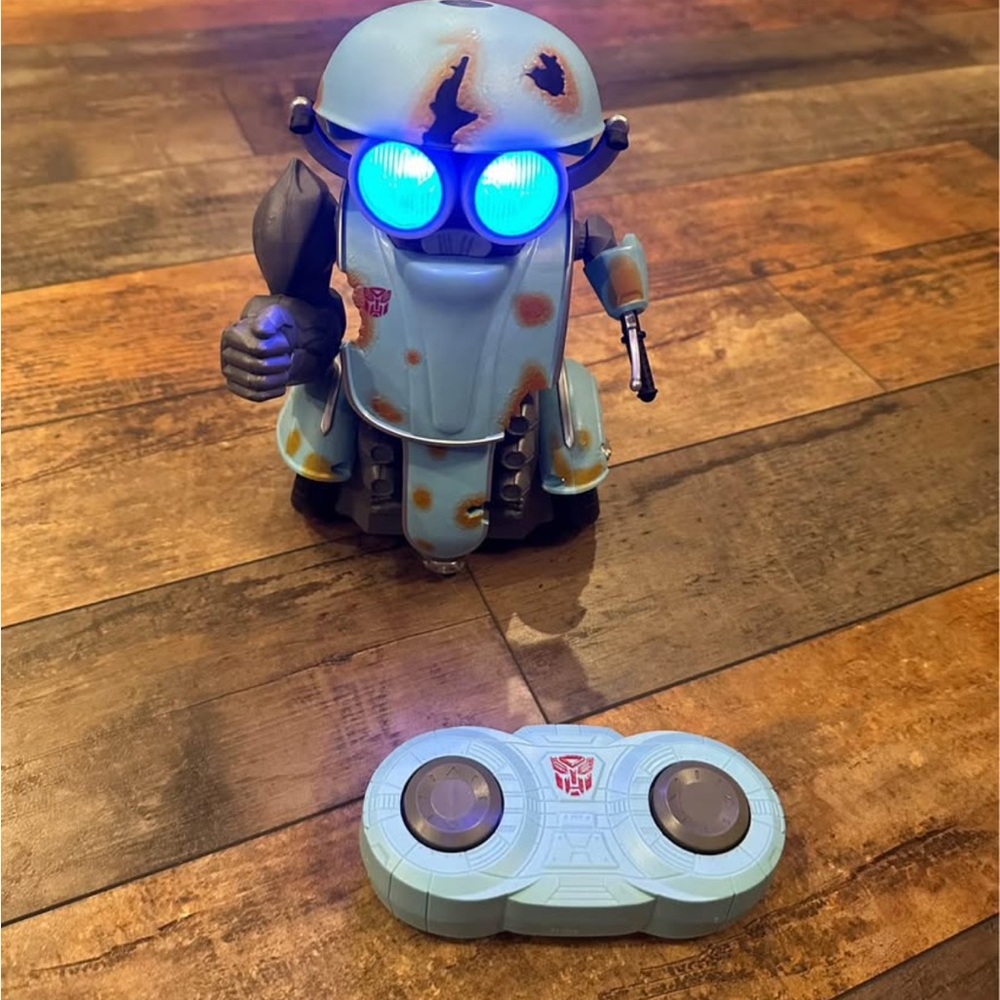 Transformers: The Last Knight Autobot Sqweeks RC